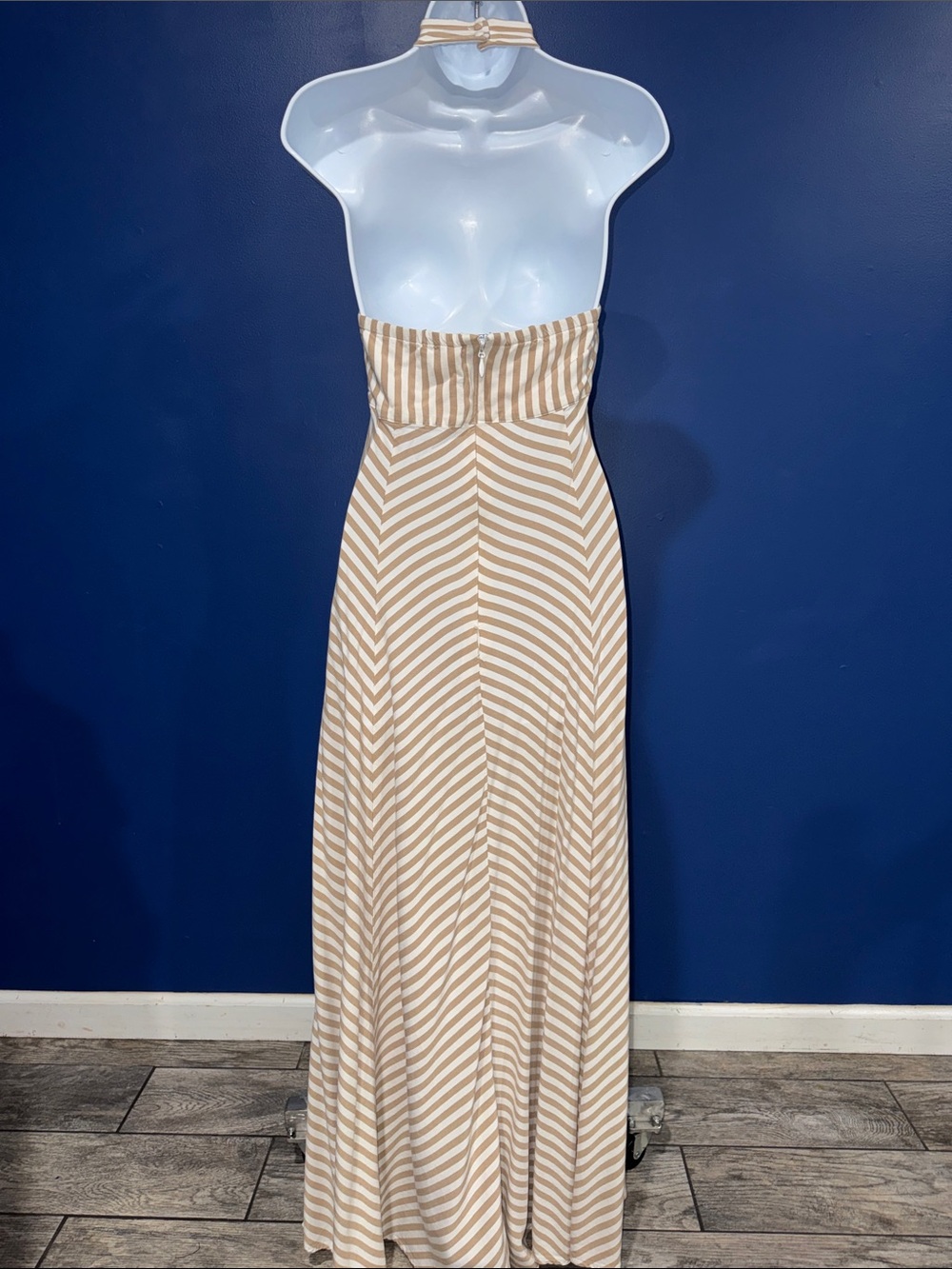 New York & Company - Beige Striped Halter Maxi Dress Size Small - Picture 5 of 16